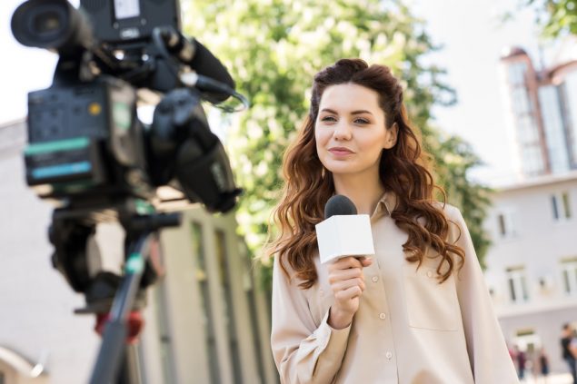 Journalistin mit Mikrofon (© Bildagentur PantherMedia / Ed Zbarzhyvetsky)