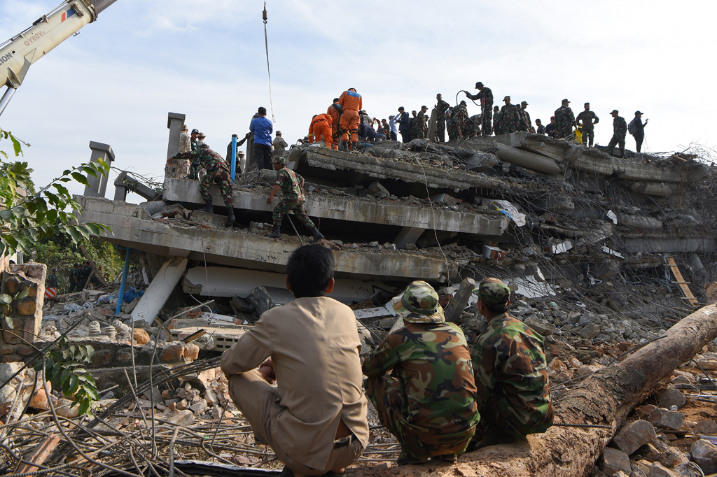 Rohbau-Einsturz in Kambodscha (Bild: Tang Chhin Sothy/AFP)