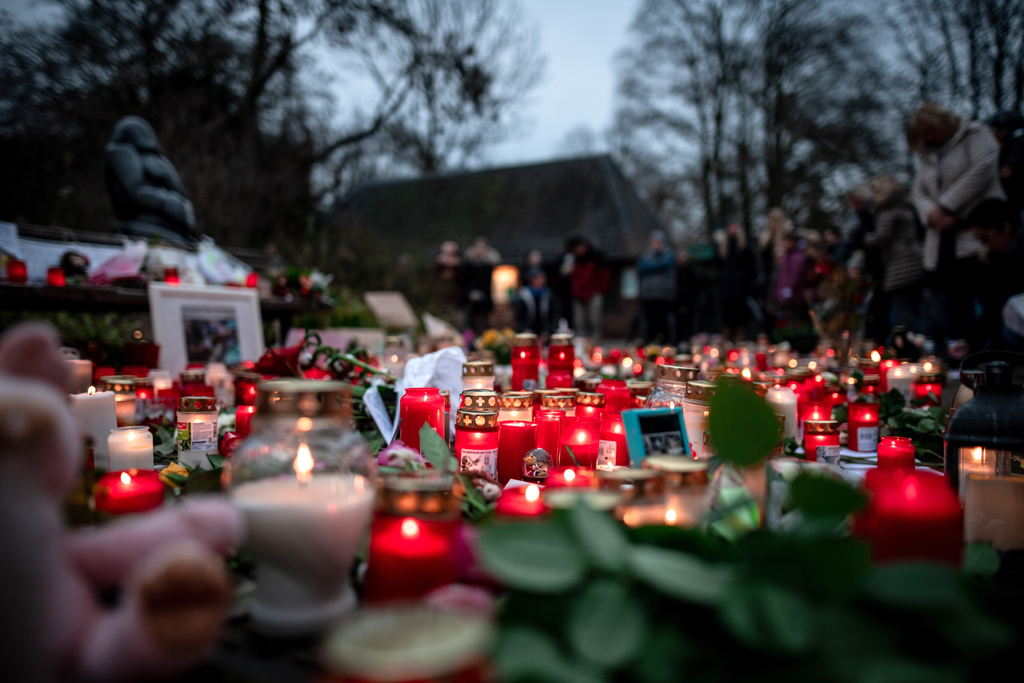 Kerzen vor dem Affenhaus des Krefelder Zoos (Bild: Fabian Strauch/AFP/DPA)