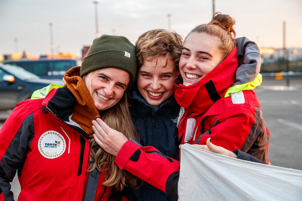 Die drei Klima-Aktivistinnen Josefien Hoerée, Anuna De Wever und Adélaïde Charlier im Hafen von Dunkerque (Bild: Kurt Desplenter/Belga)