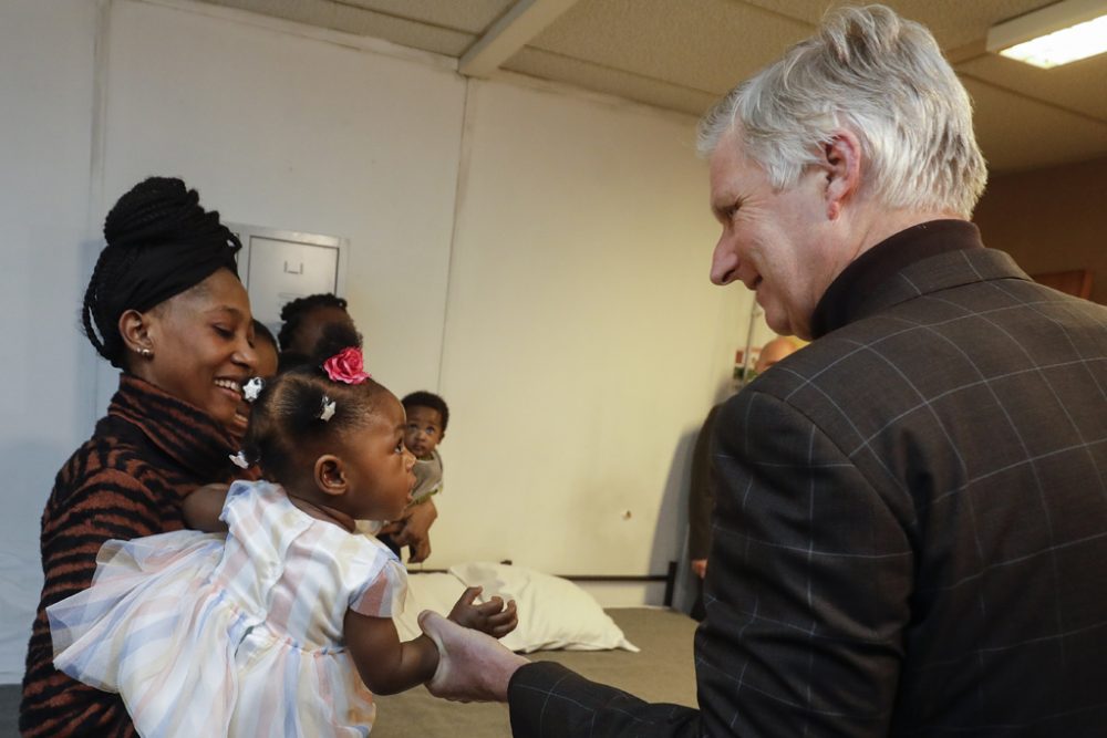 König Philippe im Obdachdachlosen-Heim des Roten Kreuzes in Brüssel (Bild: Thierry Roge/Belga)