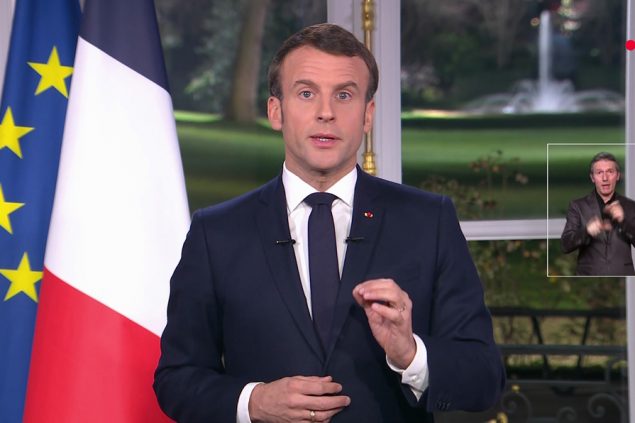 Frankreichs Präsident Emmanuel Macron bei der Neujahrsansprache (Bild: France 2/AFP)