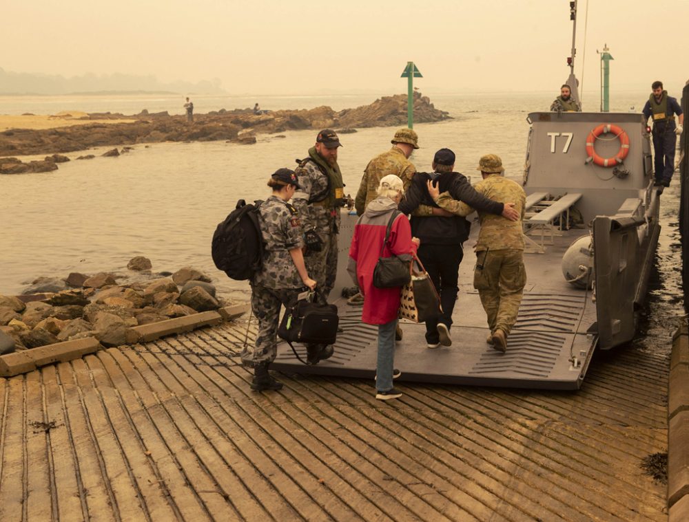 Australische Marine evakuiert Menschen in Mallacoota (Bild: Helen Frank/AFP)