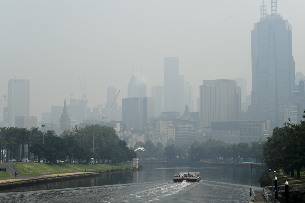 Rauch über Melbourne (Bild: William West/AFP)