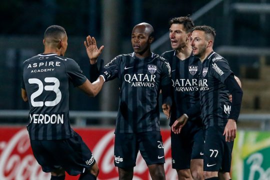 Erster Treffer für die AS: Knowledge Musona lässt sich abklatschen (Bild: Bruno Fahy/Belga)