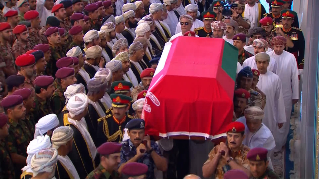 Mitglieder des omanischen Militärs tragen den Sarg von Sultan Kabus bin Said (Bild: Oman TV/AFP)