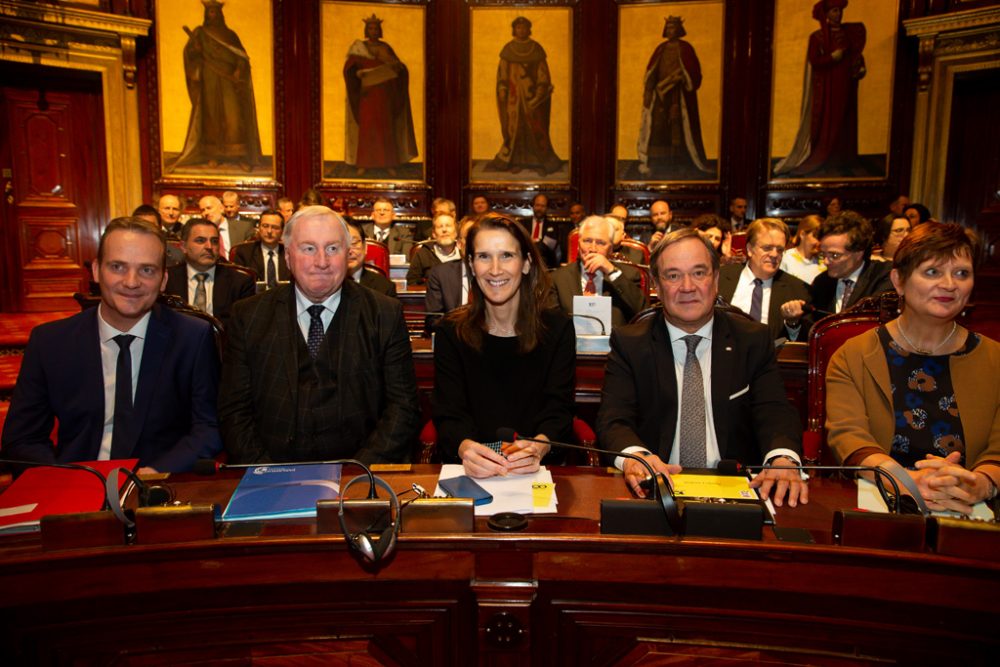 DG-Ministerpräsident Oliver Paasch, Parlamentspräsident Karl-Heinz Lambertz, Premierministerin Sophie Wilmès, NRW-Ministerpräsident Armin Laschet und Senatspräsidentin Sabine Laruelle (Bild: Nicolas Maeterlinck/Belga)