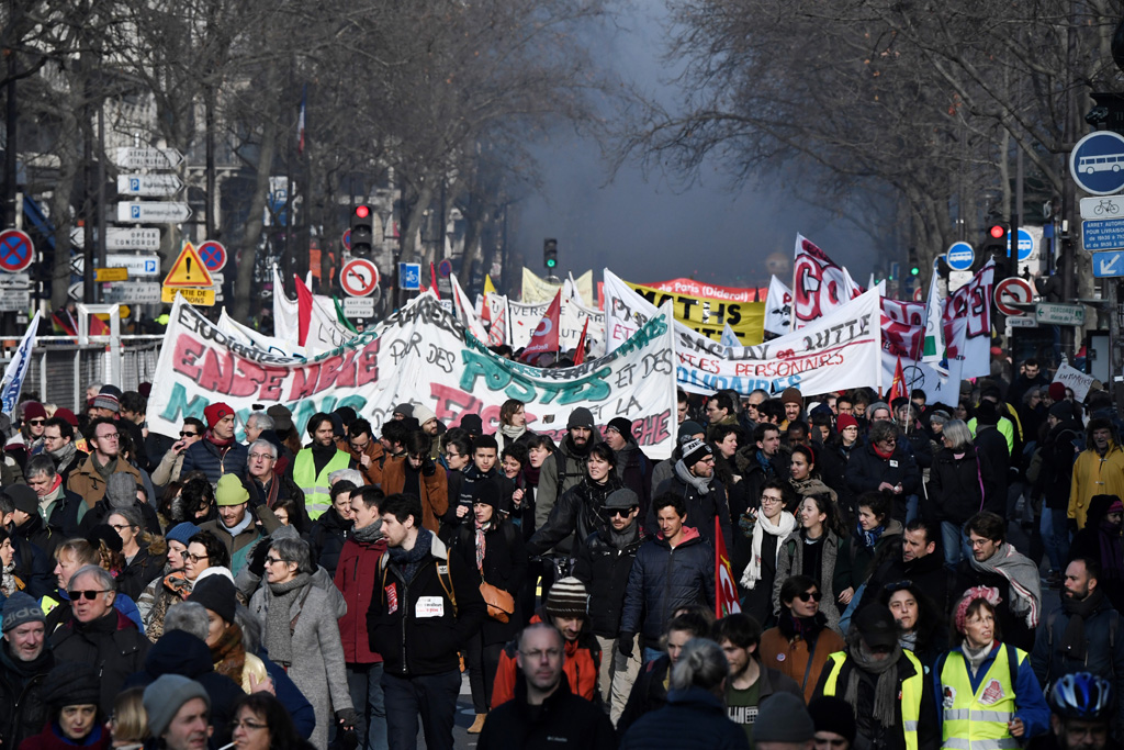 Streik gegen die Rentenreform in Paris (Bild: Stephane De Sakutin/AFP)