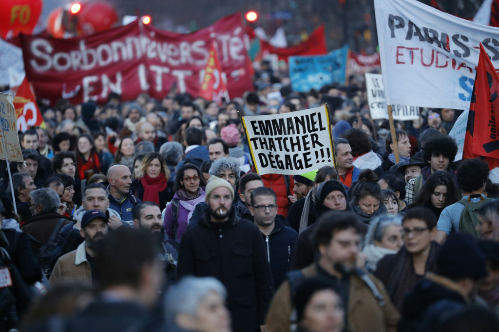 Protest gegen Macrons Rentenpläne in Paris (Bild: Thomas Samson/AFP)