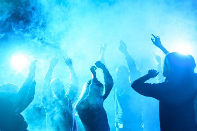 Menschen tanzen in Nachtclub (© Bildagentur PantherMedia / AllaSerebrina)