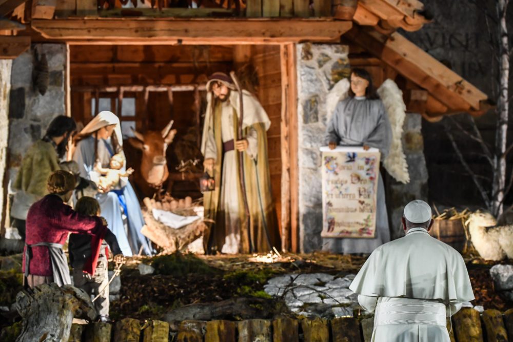 Papst Franzikus vor der Weihnachtskrippe (Bild: Andreas Solaro/AFP)