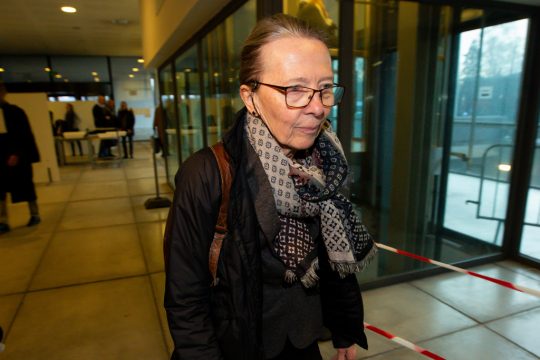 Die angeklagte Psychiaterin im Euthanasie-Prozess bei ihrer Ankunft im Genter Schwurgerichtshof (Bild: Nicolas Maeterlinck/Belga)