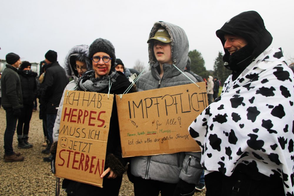 Protest gegen die Massentötung von Rindern wegen Herpes in Aachen-Nütheim (Bild: Michaela Brück/BRF)