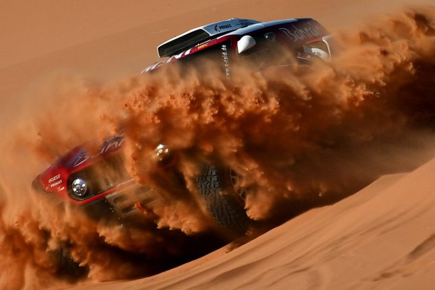 Carlos Sainz und Beifahrer Lucas Cruz im Mini bei der siebten Etappe der Rallye Dakar (Bild: Franck Fife/AFP)