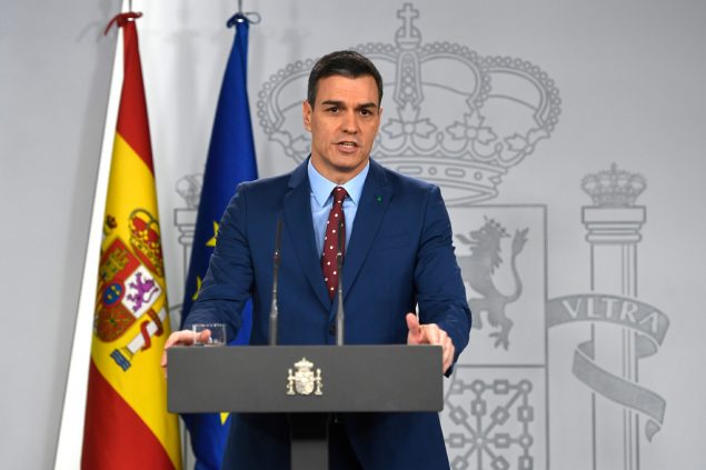 Ministerpräsident Pedro Sánchez bei der Pressekonferenz am Sonntag (Bild: Pierre-Philippe Marcou/AFP)