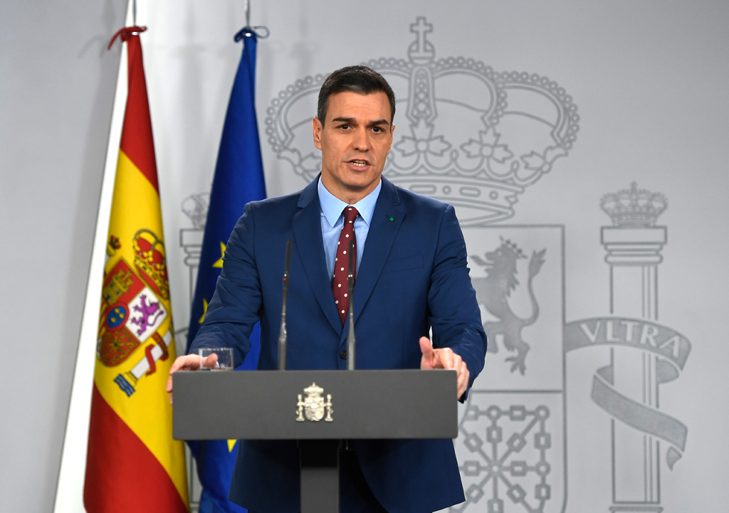Ministerpräsident Pedro Sánchez bei der Pressekonferenz am Sonntag (Bild: Pierre-Philippe Marcou/AFP)