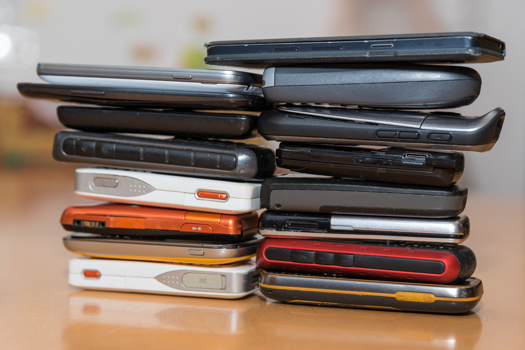 Zahlreiche Smartphones gestapelt (Bild: © Bildagentur PantherMedia / Alfred Hofer)