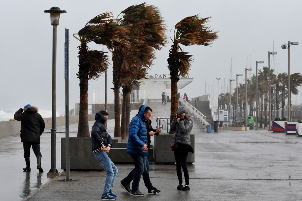 Sturmtief "Gloria"; Menschen kämpfen am La Malvarrosa in Valencia gegen den Wind (Bild: Jose Jordan/AFP)