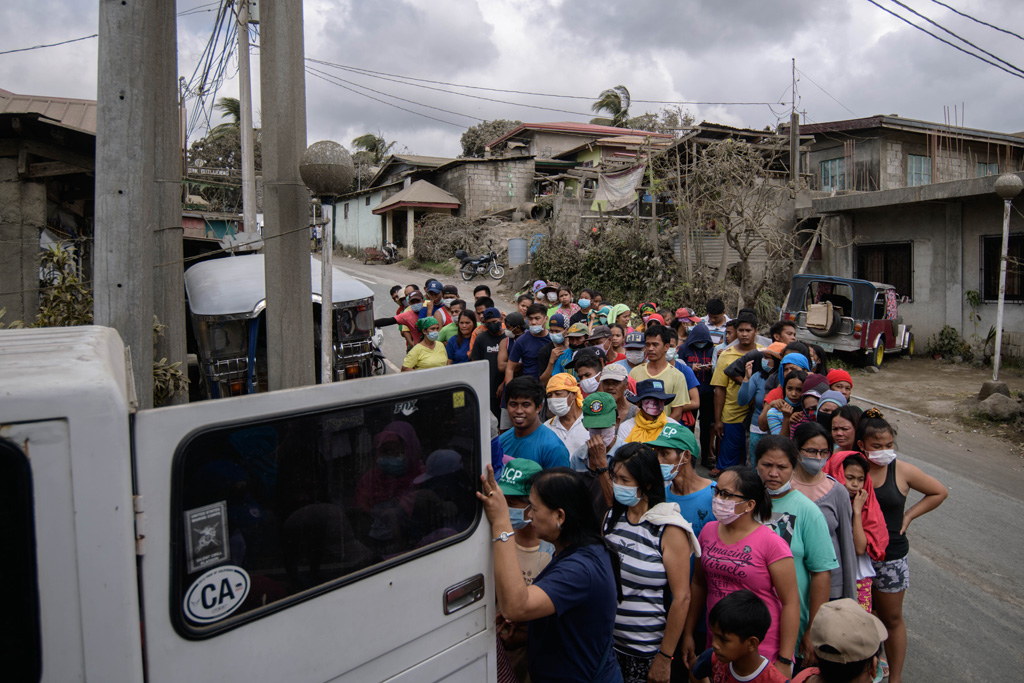 Philippiner in der Nähe von Tagaytay erhalten Hilfsmaterial für die vom Vulkan Taal bedrohten Dörfer (Bild: Ed Jones/AFP)