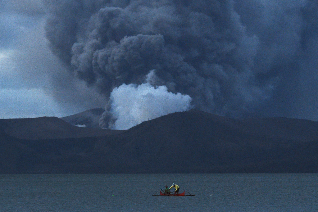 Vulkan Taal spuckt Lava und Asche