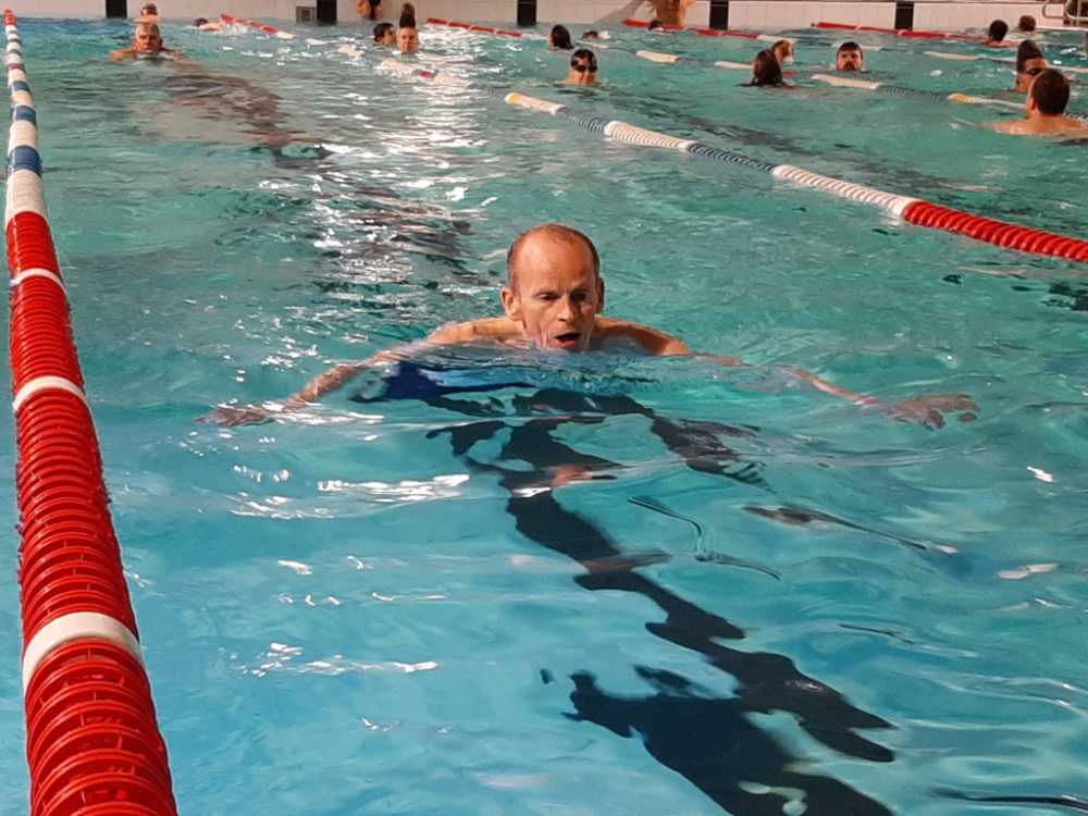 Teamschwimmen in Eupen (Bild: Christophe Ramjoie/BRF)