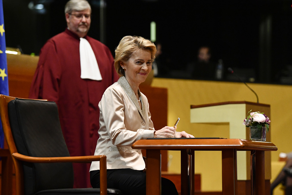 EU-Kommissionspräsidentin Ursula von der Leyen bei der offiziellen Eidesleistung (Bild: John Thys/AFP)
