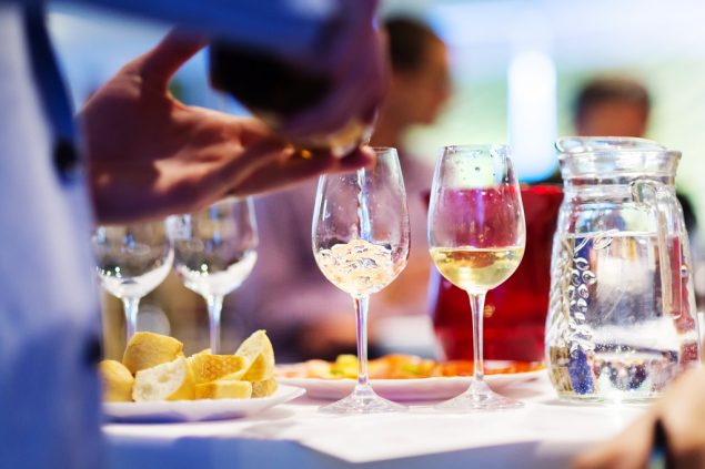 Wasserkaraffe im Restaurant (© Bildagentur PantherMedia / halfpoint)