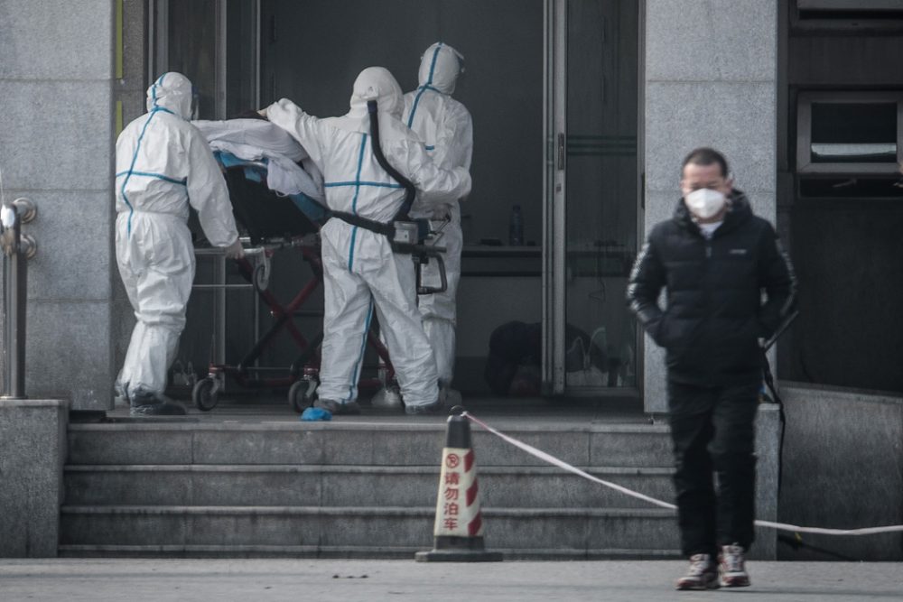 Ein Patient wird ins Jinyintan-Krankenhaus eingeliefert (Bild: STR/AFP)