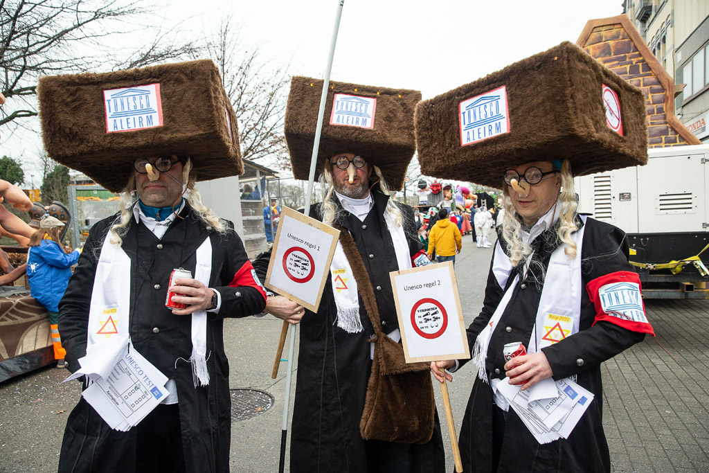 Zugteilnehmer verkleidet als orthodoxe Juden beim Karnevalszug in Aalst (Bild: James Arthur Gekiere/Belga)