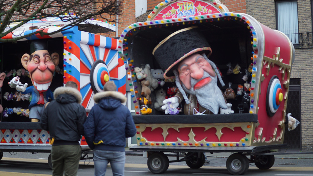 Wagen mit umstrittenen Judenkarrikaturen beim Karnevalszug in Aalst (Bild: Jonas D'Hollander/Belga)