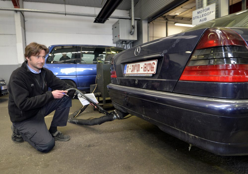 Abgasttest bei der technischen Kontrolle (Bild: Eric Lalmand/Belga)