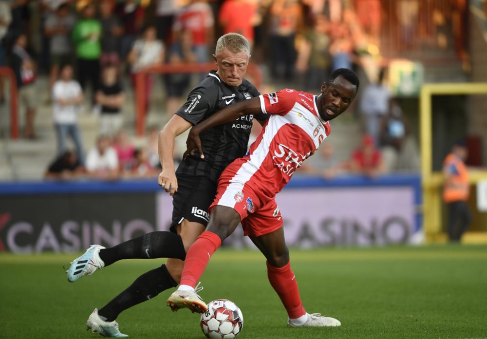 Andreas Beck von der AS Eupen und Fabrice Olinga von Excel Mouscron bei einem Spiel am 25. August 2019 in Eupen (Bild: John Thys/Belga)