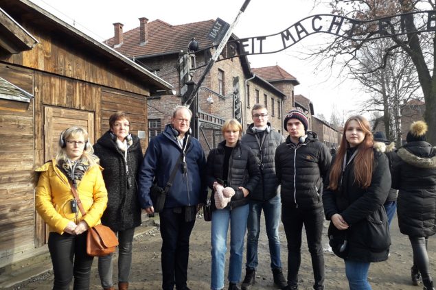 Schüler aus St. Vith und Büllingen besuchten gemeinsam mit Bürgermeister Herbert Grommes und zwei Mitgliedern des Stadtrats die Gedenkstätte des KZ Auschwitz-Birkenau (Bild: privat)