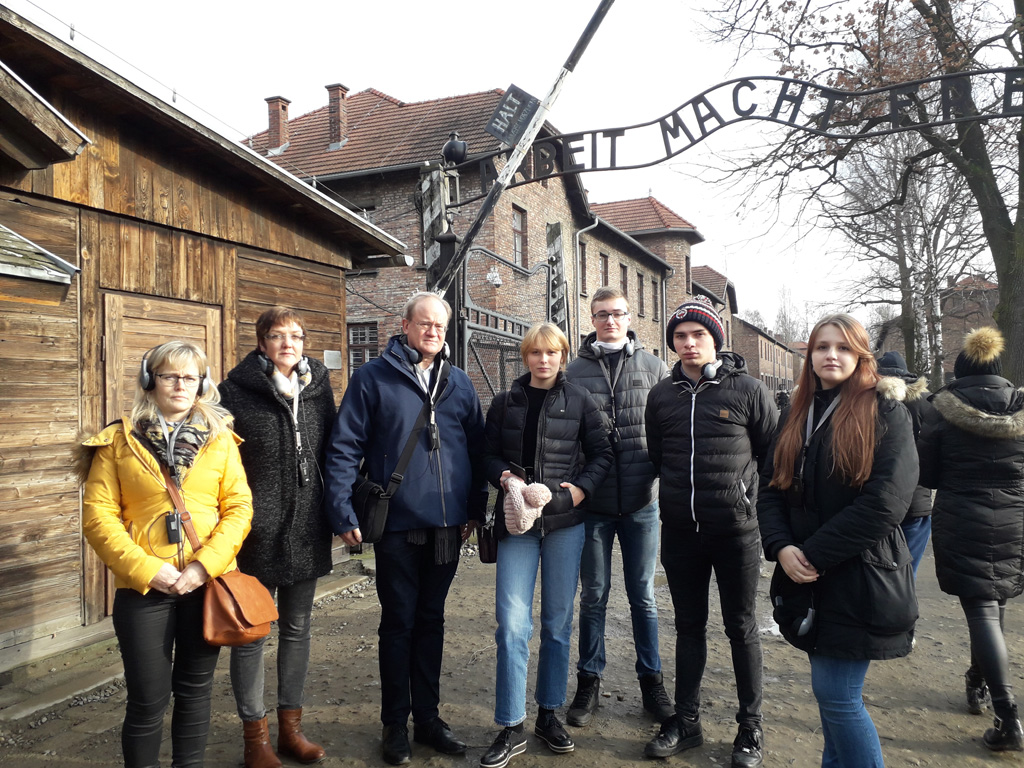 Schüler aus St. Vith und Büllingen besuchten gemeinsam mit Bürgermeister Herbert Grommes und zwei Mitgliedern des Stadtrats die Gedenkstätte des KZ Auschwitz-Birkenau (Bild: privat)