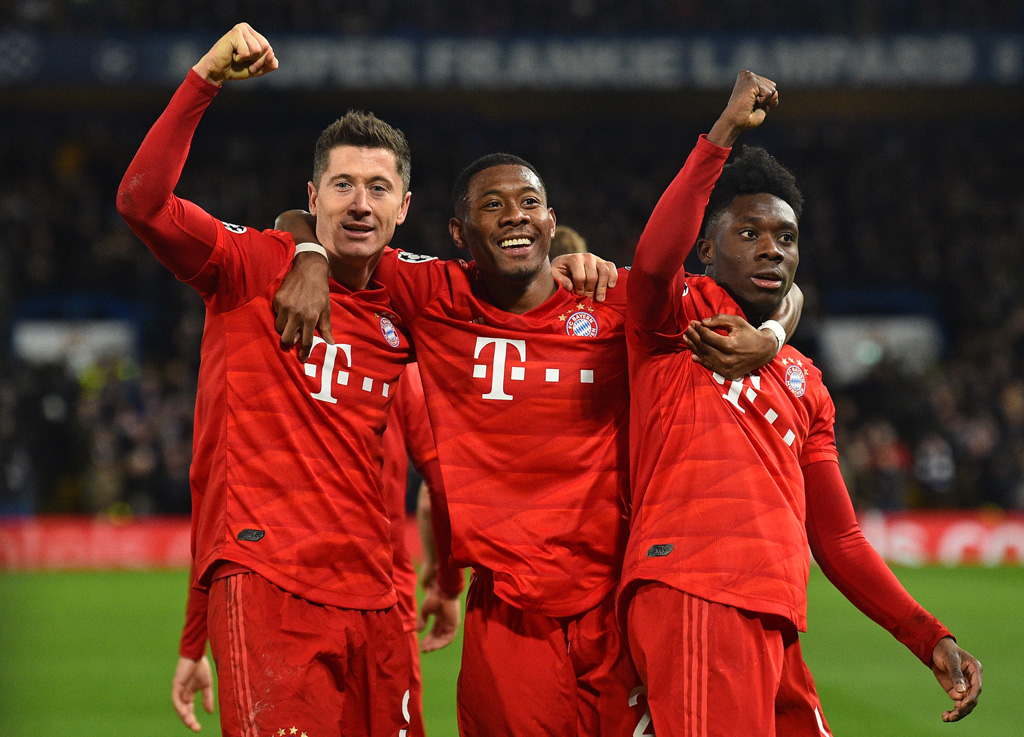 Robert Lewandowski, David Alaba und Alphonso Davies nach dem Sieg gegen Chelsea (Bild: Glyn Kirk/AFP)