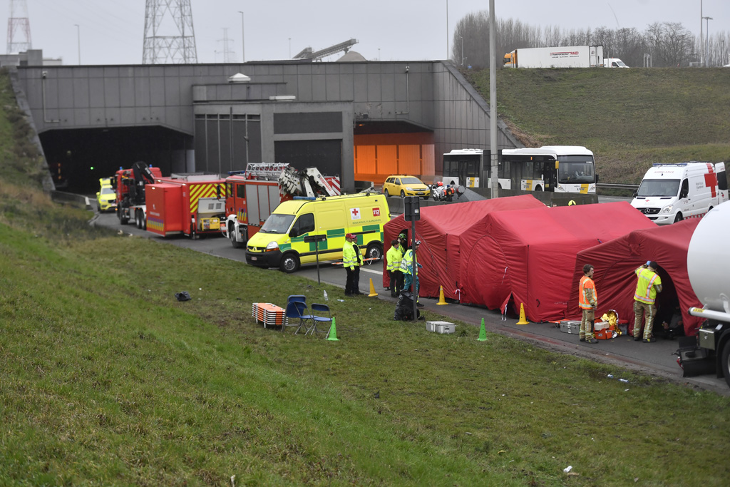 Rettungskräfte am Beveren-Tunnel (Bild: Dirk Waem/Belga)