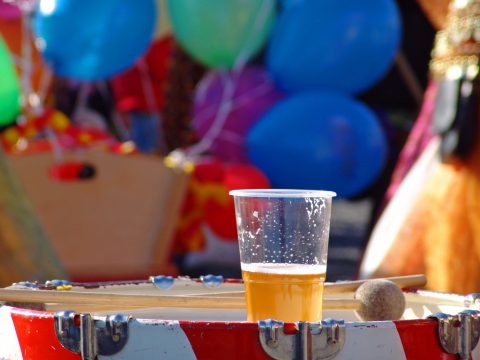 Bierbecher auf einer Party (Bild: PantherMedia/steveheap)