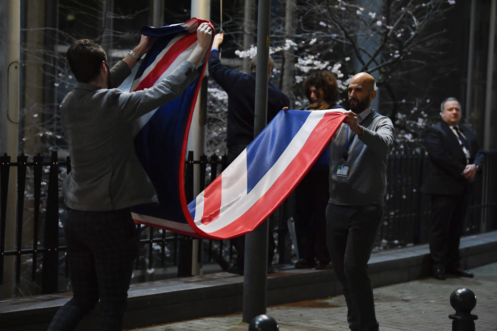 EU-Mitarbeiter hängen die britische Flagge ab (Bild: John Thys/Belga)