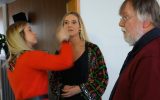 Céline Scheen wird von einer Maskenbildnerin für den Dreh mit Hans Reul geschminkt (Bild: Melanie Ganser/BRF)