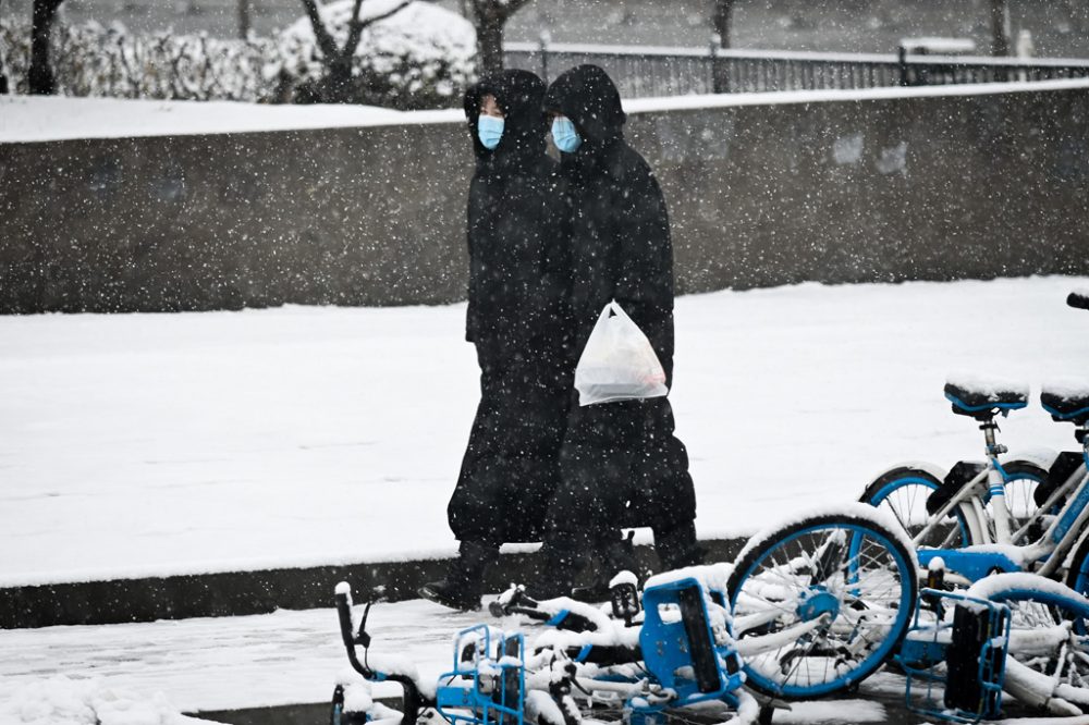 Zwei Frauen mit Schutzmasken in Peking (Bild: STR/AFP)