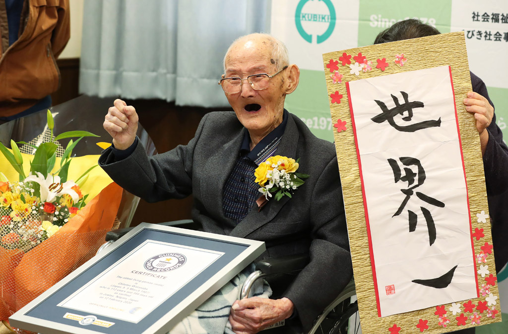 Der 112-jährige Chitetsu Watanabe am 12.2.2020 in Joetsu (Bild: Japan Pool/JijiPress/AFP)