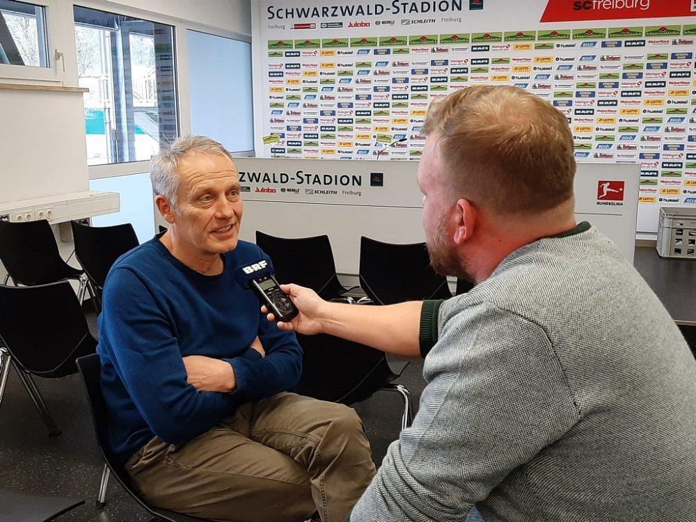 Christian Streich im Gespräch mit BRF-Sportredakteur Christophe Ramjoie (Bild: BRF)