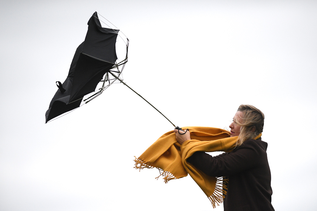 Sturm Ciara: Frau kämpft in Ellezelles mit ihrem Regenschirm (Bild: David Stockman/Belga)
