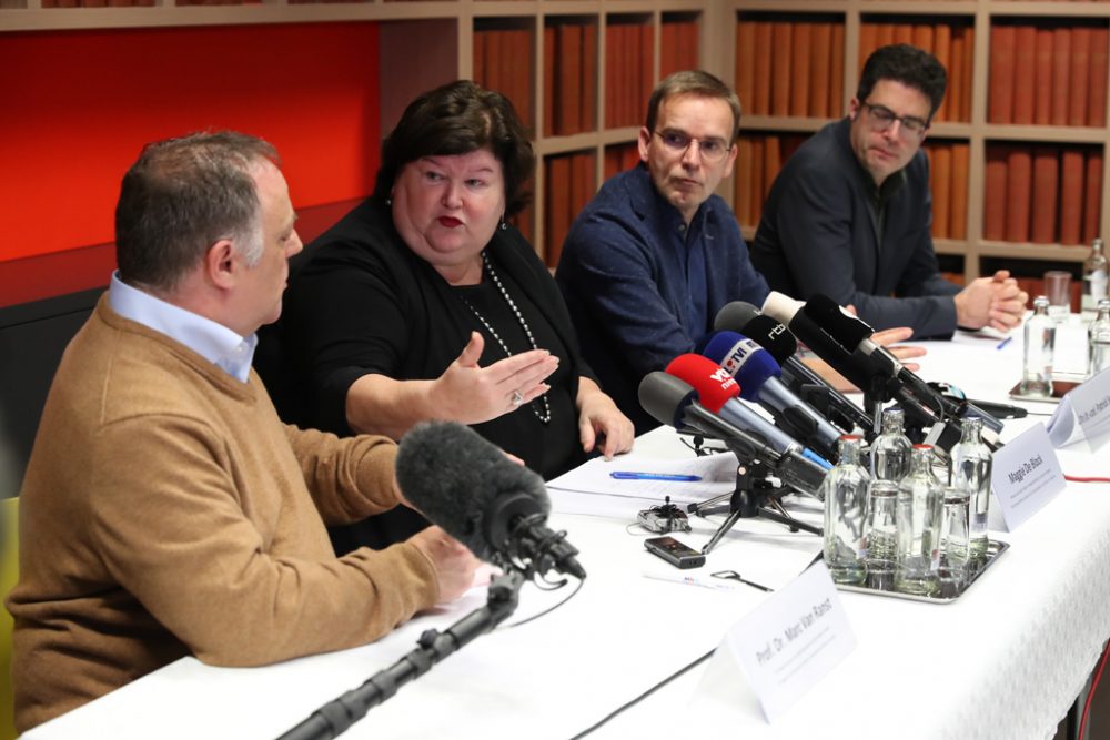 Marc Van Ranst (KULeuven), Gesundheitsministerin Maggie De Block, Patrick Soentjes von der Armee und Professor Steven Van Gucht bei der Pressekonferenz (Bild: Benoît Doppagne/Belga)