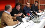 Marc Van Ranst (KULeuven), Gesundheitsministerin Maggie De Block, Patrick Soentjes von der Armee und Professor Steven Van Gucht bei der Pressekonferenz (Bild: Benoît Doppagne/Belga)