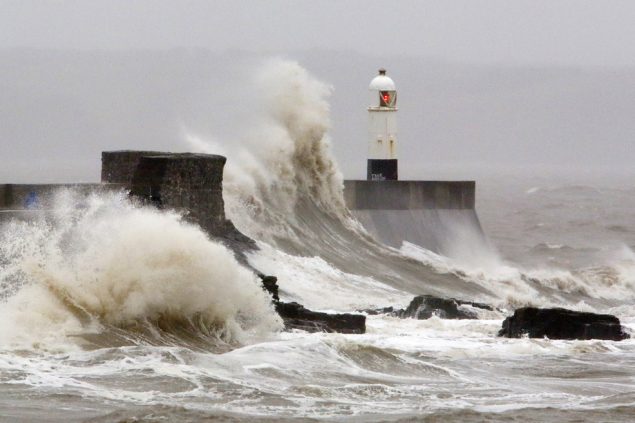 Am Samstag zog das Sturmtief Dennis über Großbritannien (Bild: Porthcawl in Südwales, Geoff Caddick/AFP)