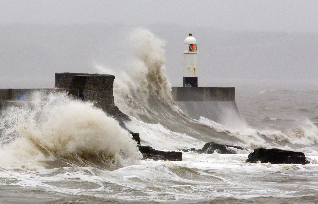 Am Samstag zog das Sturmtief Dennis über Großbritannien (Bild: Porthcawl in Südwales, Geoff Caddick/AFP)