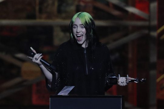 Billie Eilish bei den Brit Awards (Bild: Adrian Dennis/AFP)