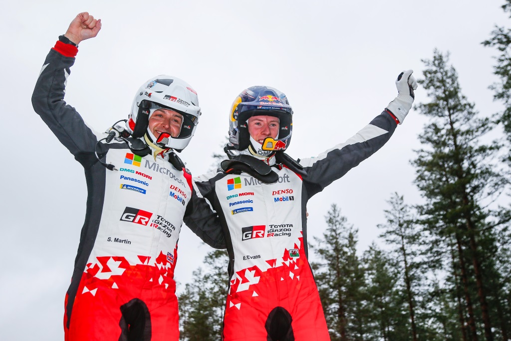 Elfyn Evans und Beifahrer Scott Martin (l.) gewinnen die Rallye Schweden (Bild: Toyota Gazoo Racing)