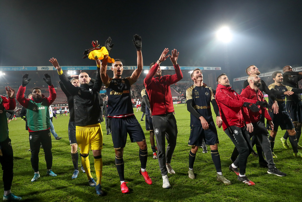 Die Spieler des FC Antwerp freuen ich nach Sieg gegen Kortrijk (Bild: Bruno Fahy/Belga)
